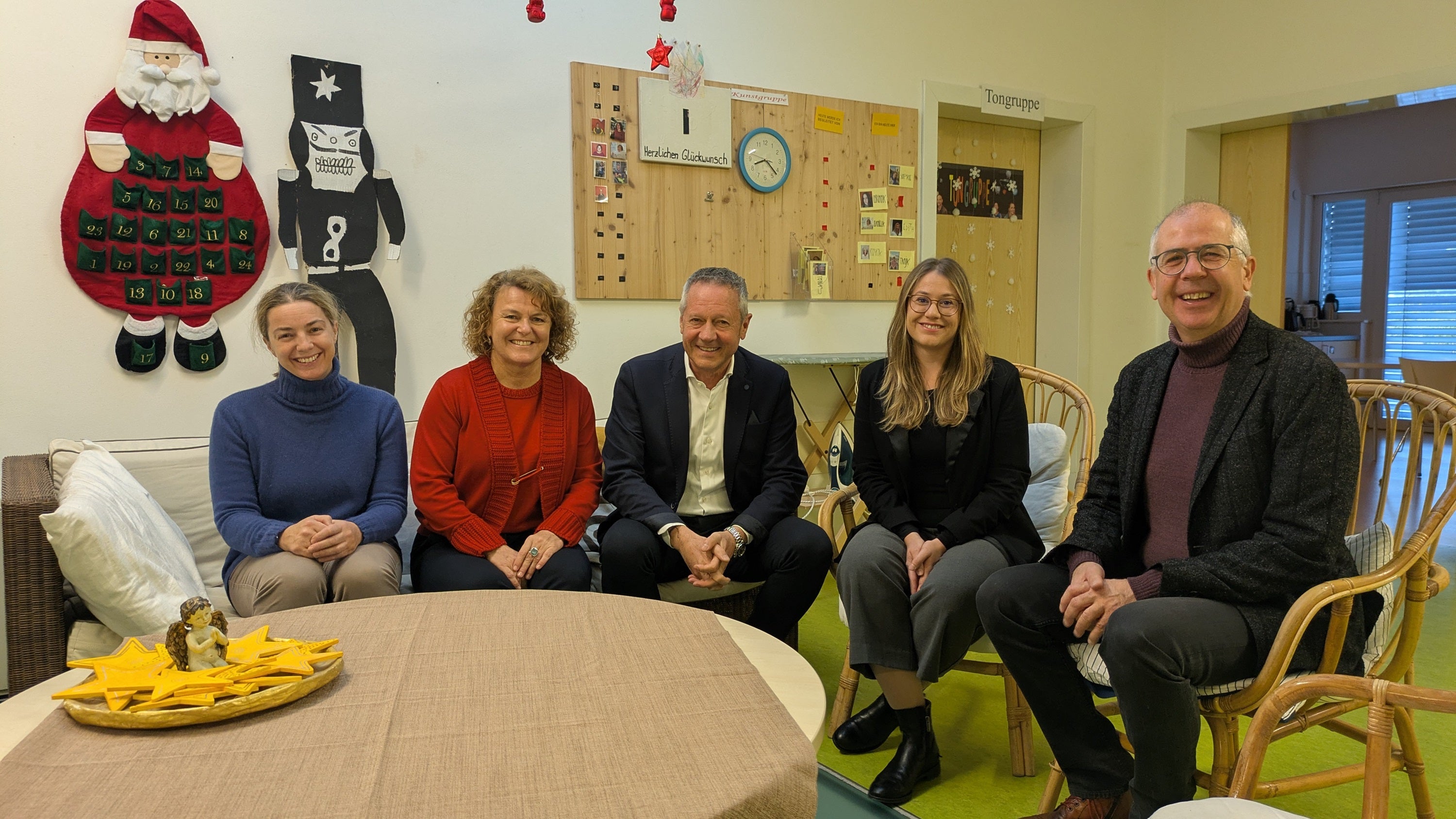 Al laboratorio KIMM di Cardano (da sinistra) la direttrice Verena Moser, l'assessora Rosmarie Pamer, il presidente della Comunità comprensoriale Salto-Sciliar Albin Kofler, la direttrice del KIMM Isabell Pardeller e il direttore dei Servizi sociali della Comunità comprensoriale Salto-Sciliar Thomas Dusini (Foto: USP/Hannes Wisthaler)