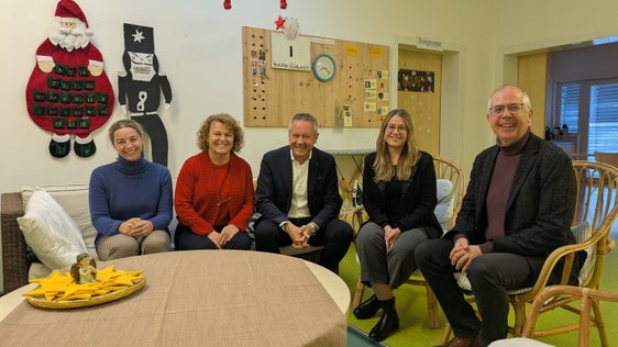 Al laboratorio KIMM di Cardano (da sinistra) la direttrice Verena Moser, l'assessora Rosmarie Pamer, il presidente della Comunità comprensoriale Salto-Sciliar Albin Kofler, la direttrice del KIMM Isabell Pardeller e il direttore dei Servizi sociali della Comunità comprensoriale Salto-Sciliar Thomas Dusini (Foto: USP/Hannes Wisthaler)