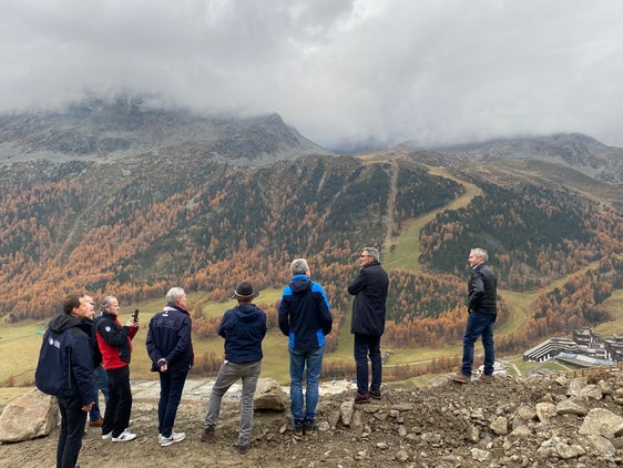 Mit enormem Aufwand realisiert und gleichzeitig landschaftsschonend in die Landschaft eingebettet: Landeshauptmann Arno Kompatscher (Zweiter von rechts) sprach bei der Besichtigung des Lawinenablenkdamms in Schnals allen am Bau Beteiligten ein großes Kompliment aus. (Foto: LPA/Cecilia Miribung)