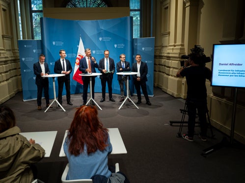 Alle Beteiligten bekräftigten ihre Bereitschaft, die Zusammenarbeit weiter zu intensivieren, um die Qualität des Bahnverkehrs in den kommenden Jahren schrittweise zu verbessern. Auf dem Foto von links: STA-Generaldirektor Joachim Dejaco, Ressortdirektor Martin Vallazza, Mobilitätslandesrat Daniel Alfreider, der Regionaldirektor Trentino-Südtirol von Trenitalia, Roger Hopfinger, der Direktor der Bahnsparte von SAD, Maurizio Chiusa, sowie der Verantwortliche für Verkehrsmanagement und Fahrplanung von RFI im Bereich Verona, Giuseppe D’Annunzio. (Foto: LPA/Fabio Brucculeri)