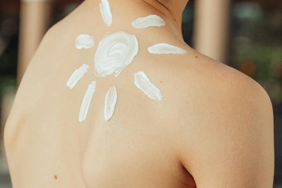 Applicare generosamente la crema solare, soprattutto sulle aree scoperte come il viso, le braccia e le spalle, è particolarmente importante per proteggere la pelle sensibile dei bambini. (Foto: Pexels. La foto può essere utilizzata solo con questo comunicato stampa).