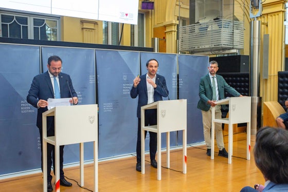 Gli assessori Marco Galateo (nella foto a sinistra), Philipp Achammer (al centro) e Daniel Alfreider hanno espresso la loro soddisfazione per l'aumento di 200 unità nell'organico delle scuole della provincia di Bolzano. (Foto: USP/Fabio Brucculeri)