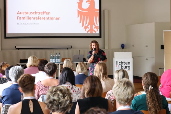 Venerdì 11 luglio, circa 70 referenti comunali responsabili del settore famiglia hanno incontrato a Nalles l'assessora provinciale alla Famiglia Rosmarie Pamer. Sono state presentate le aree di responsabilità della Provincia e dei Comuni e diverse best practices. (Foto: USP/Hannes Wisthaler)