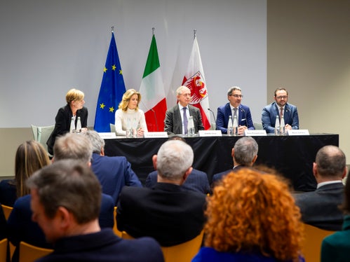 Im NOI Techpark tauschte sich Minister Urso (3.v.l.) mit Vetreterinnen und Vertretern der lokalen Wirtschaft und der Forschungseinrichtungen aus. Neben Urso am Podium: Manuela Defant (1.v.l.), Evelyn Kirchmaier (2.v.l.), Landeshauptmann Kompatscher (2.v.r.) und Wirtschaftslandesrat Marco Galateo (1.v.r.). (Foto: LPA/Fabio Brucculeri)