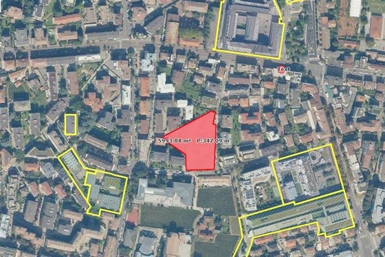 Weiters wird im Dokument auch das Vorgehen bezüglich des ehemaligen Militärgeländes im Neubruchweg geregelt: Das Land übernimmt die Asbestsanierung sowie das Verfahren zur Übernahme des Geländes, während die Gemeinde ein Projekt zur Umgestaltung in eine öffentlich zugängliche Grünfläche mit Räumen für kulturelle und vereinsbezogene Freizeitaktivitäten ausarbeitet. (Foto: LPA)
