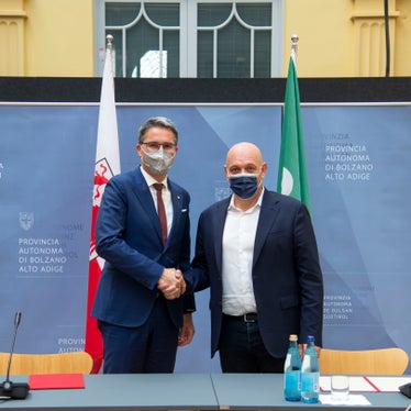 Vogliono ottenere un traguardo sostenibile per il Passo dello Stelvio e per le persone che vivono nel zona: (da sx a dx) il presidente  Kompatscher e l'assessore lombardo Sertori. (Foto: LPA/Fabio Brucculeri)