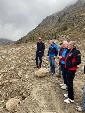 Besichtigung des Lawinenablenkdamms in Schnals (von links): Landeshauptmann und Bevölkerungsschutzlandesrat Arno Kompatscher, Bauleiter Martin Eschgfäller, der Präsident der Schnalstaler Gletscherbahnen AG Michl Ebner und der Bürgermeister der Gemeinde Schnals Karl Josef Rainer (Foto: LPA/Cecilia Miribung)