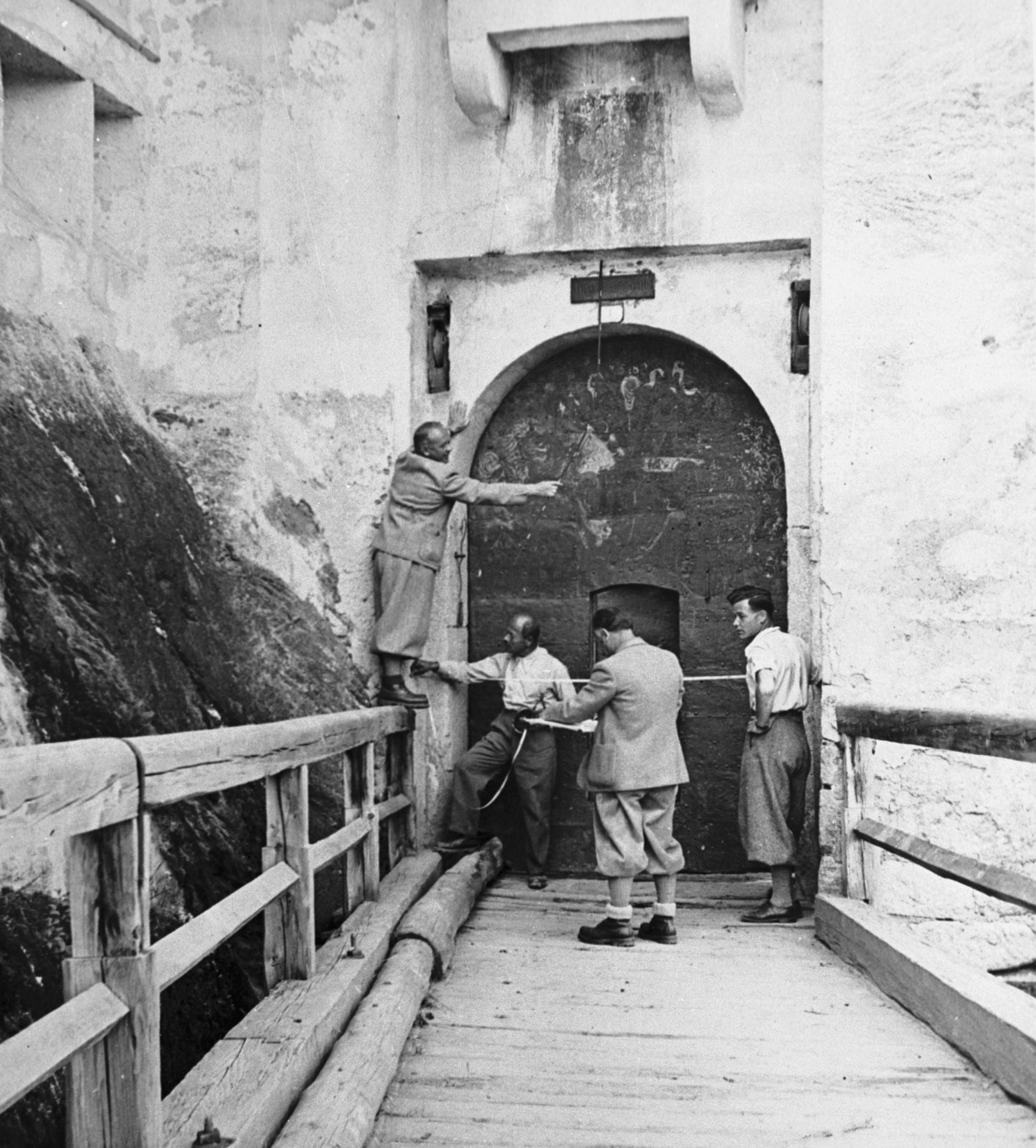 Membri della commissione culturale (Kulturkommission) durante la misurazione del portale di Castel Rodengo (1940/41) (Foto: Archivio Provinciale, Sammlung Option, Nr. 10524)