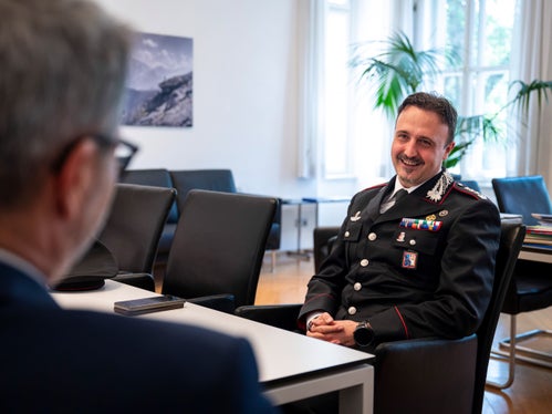 Oberst Alessandro D’Errico betonte bei seinem Gespräch mit Landeshauptmann Arno Kompatscher, Südtirol sei ein besonderes Gebiet, das er stets mit Bewunderung betrachtet habe und er sei hoch motiviert, zum Wohl der Bevölkerung zu arbeiten. (Foto: LPA/Fabio Brucculeri)