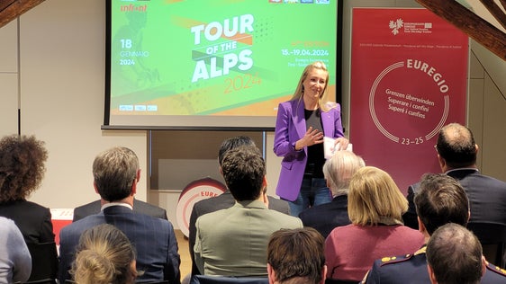 Karin Gschnitzer, Euregio-Kommunikationsverantwortliche, moderierte die Team-Vorstellung gemeinsam mit David Evangelista. (Foto: Euregio/Armin Gluderer) 