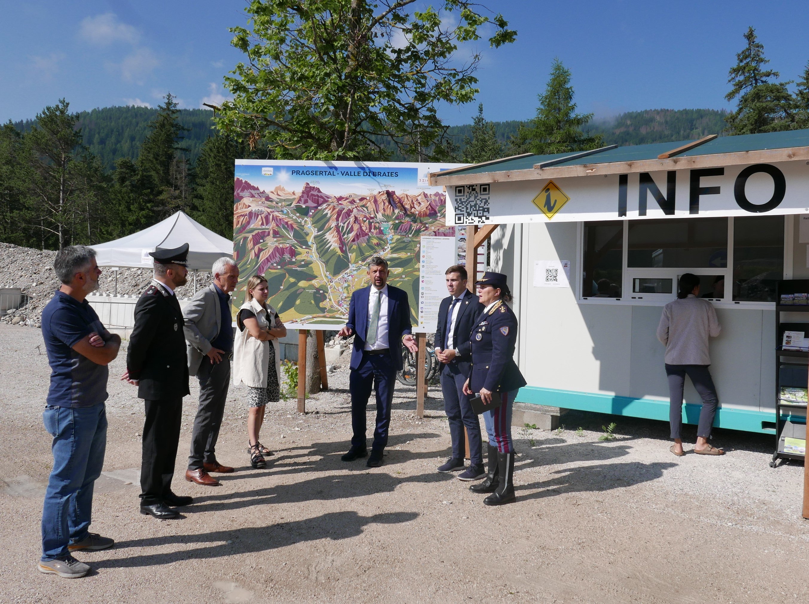 Die digitale&nbsp;Zufahrtskontrolle zum&nbsp;Pragser Wildse&nbsp;ist wieder aktiv und funktioniert, davon konnten sich Götz Rufinatscha (Straßendienst Pustertal), Carabinierimajor Innocenzo Colonna, Bürgermeister Friedrich Mittermair,  Silke Stabinger (Tourismusverein), Landesrat Daniel Alfreider, Landesmobilitätsplaner Michael Angergassen und die Leiterin der Verkehrspolizei in Südtirol Katia Grenga vor Ort überzeugen. (Foto: LPA/Ingo Dejaco)