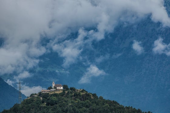 Bild des Monats August 2025: Höhenkirchlein St. Hippolyt in Naraun bei Tisens (Foto: LPA/Martin Geier)