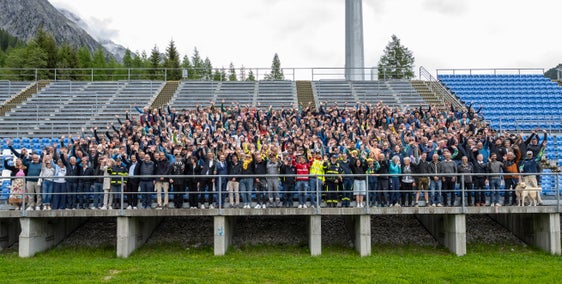L'unione fa la forza. Foto di gruppo sulla tribuna della Südtirol Arena Alto Adige con una folta rappresentanza di volontari e volontarie dei Giochi Invernali, rappresentanti delle organizzazioni e i rappresentanti della Provincia di Bolzano e del Comitato Biathlon Anterselva (Foto: USP/Othmar Seehauser)