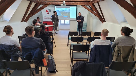 Christoph von Ach dell’Euregio ha dato il benvenuto ai partecipanti, alla sua sinistra Simon Mariacher (Foto: Euregio/Armin Gluderer)