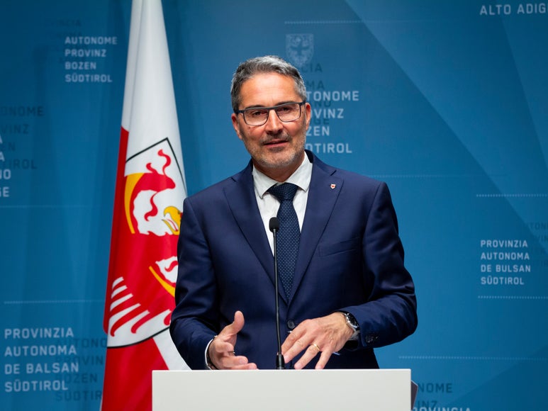 Landeshauptmann Arno Kompatscher erläuterte am 7. Juli im Gesetzgebungsausschuss des Landtags die Gesetzentwürfe zur konsolidierten Rechnungslegung und zum Nachtragshaushalt 2026.  (Foto: LPA/Fabio Brucculeri)