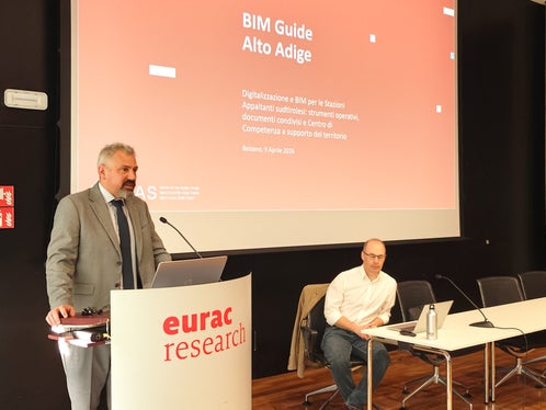 Dopo lunghi preparativi, possiamo ora entrare nella fase operativa, ha annunciato Alexander Steiner, direttore generale della Provincia autonoma di Bolzano, all'Eurac. Dal 2022, la Provincia autonoma di Bolzano sta lavorando per fornire a tutti gli enti pubblici una piattaforma e degli standard uniformi per la realizzazione di progetti edilizi con la metodologia BIM. (Foto: USP/Ursula Pirchstaller)