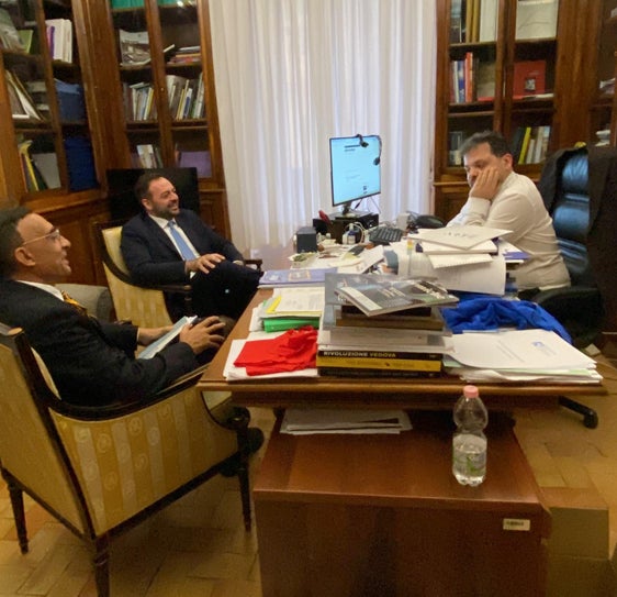 Bei einem Treffen in Rom hoben der Direktor der Abteilung Italienische Kultur Antonio Lampis (von links), der Stellvertretende Landeshauptmann Marco Galateo gegenüber Emanuele Merlino, Leiter des Technischen Sekretariats des Kulturministeriums, die Besonderheiten der italienischen Kultur in Südtirol hervor. (Foto: LPA)