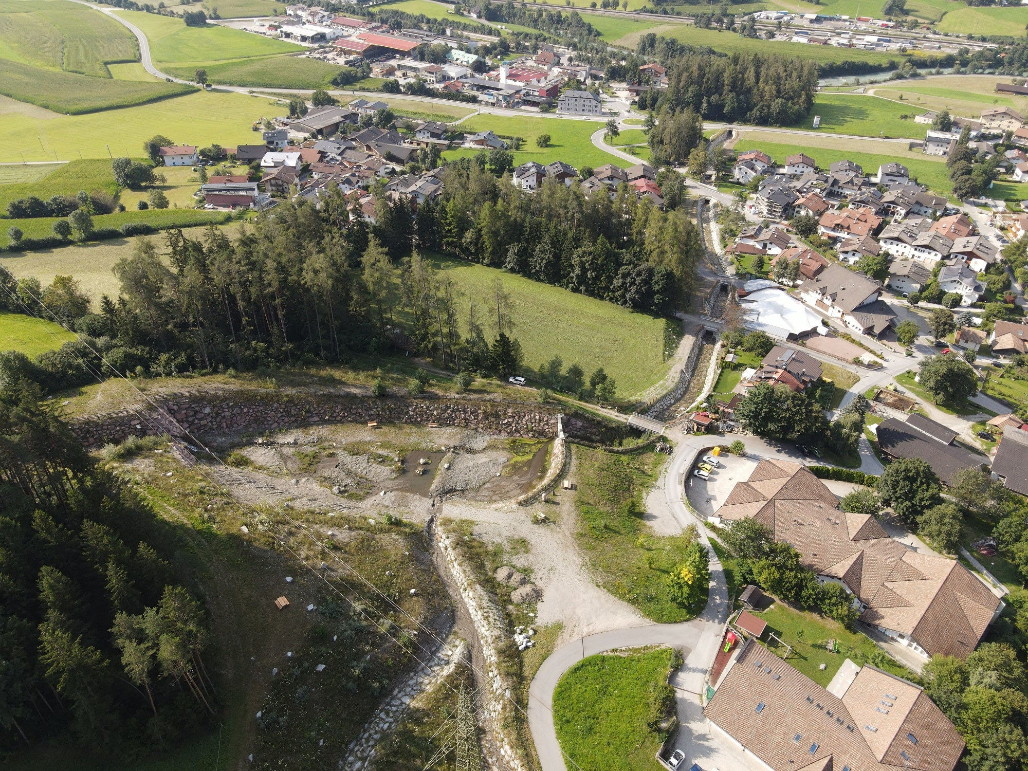 Das Landesamt für Wildbach- und Lawinenverbauung Nord hat durch mehrere Baumaßnahmen den Hochwasserschutz im Trenserbach erhöht: im Bild links ersichtlich die Rückhaltesperre aus dem Jahr 2020 und unterhalb davon die neue Künette. (Foto: LPA/Landesamt für Wildbach- und Lawinenverbauung Nord/Thomas Hasler)