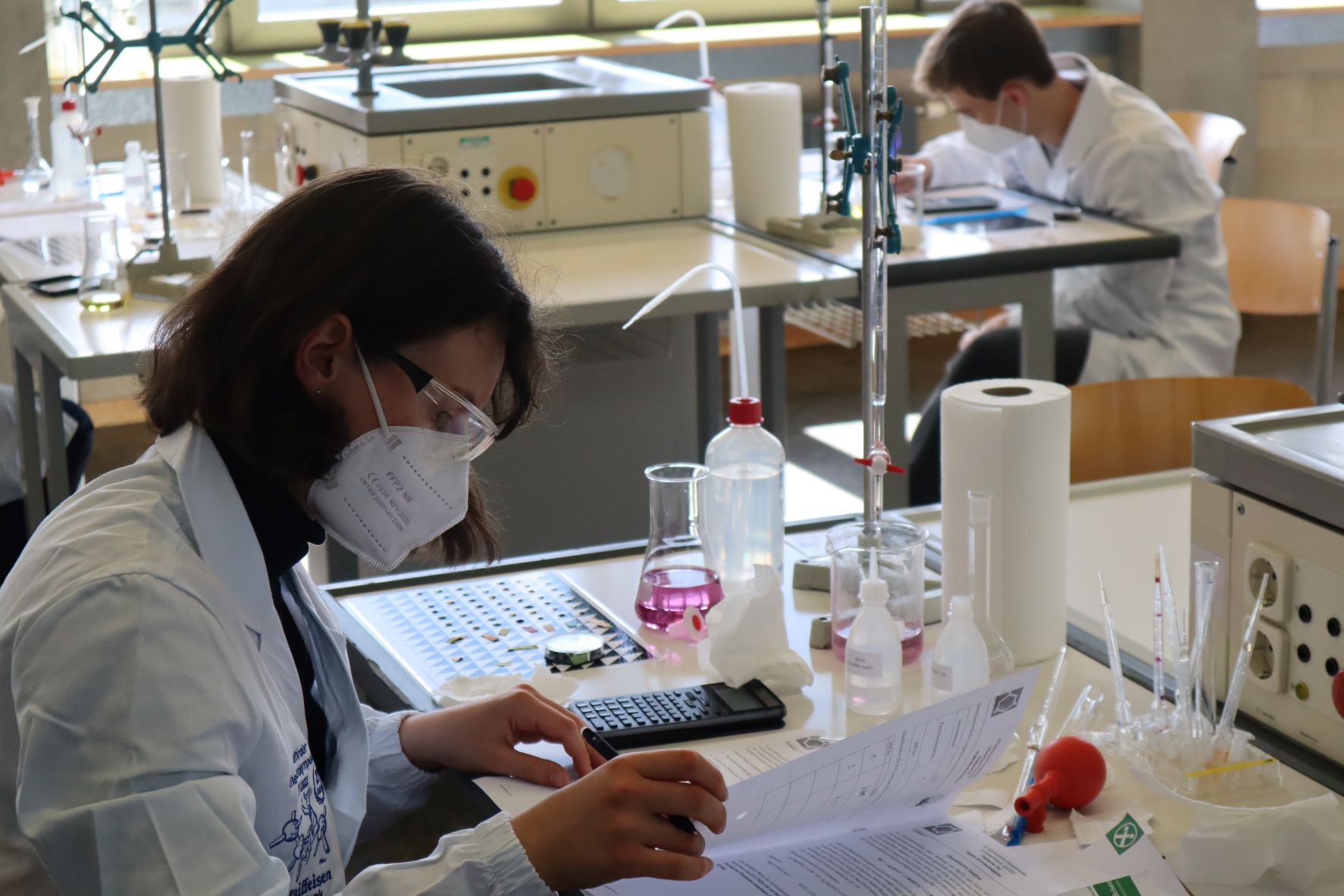 Bei der praktischen Aufgabenstellung wurden die Zusammensetzungen verschiedener Salze und der Gehalt an Zink und Magnesium in einer Probe bestimmt. (Foto: LPA/Stefan Pilser)