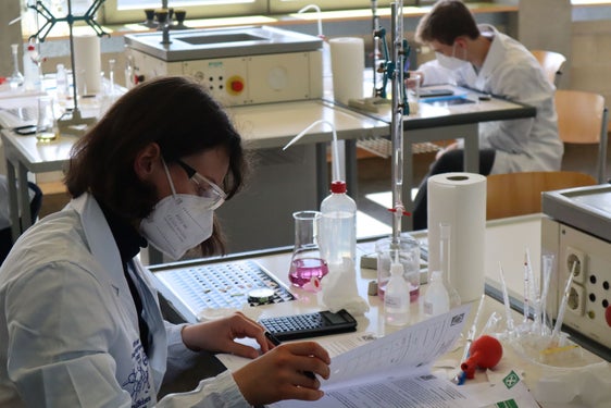 Bei der praktischen Aufgabenstellung wurden die Zusammensetzungen verschiedener Salze und der Gehalt an Zink und Magnesium in einer Probe bestimmt. (Foto: LPA/Stefan Pilser)