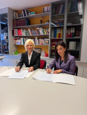 La firma dell'accordo tra la dirigente del CTS Einaudi di Bolzano Nicoletta Rizzoli (nella foto a sinistra) e la dirigente delle Scuole Filzi di Laives Emanuela Scicchitano. (Foto: USP)
