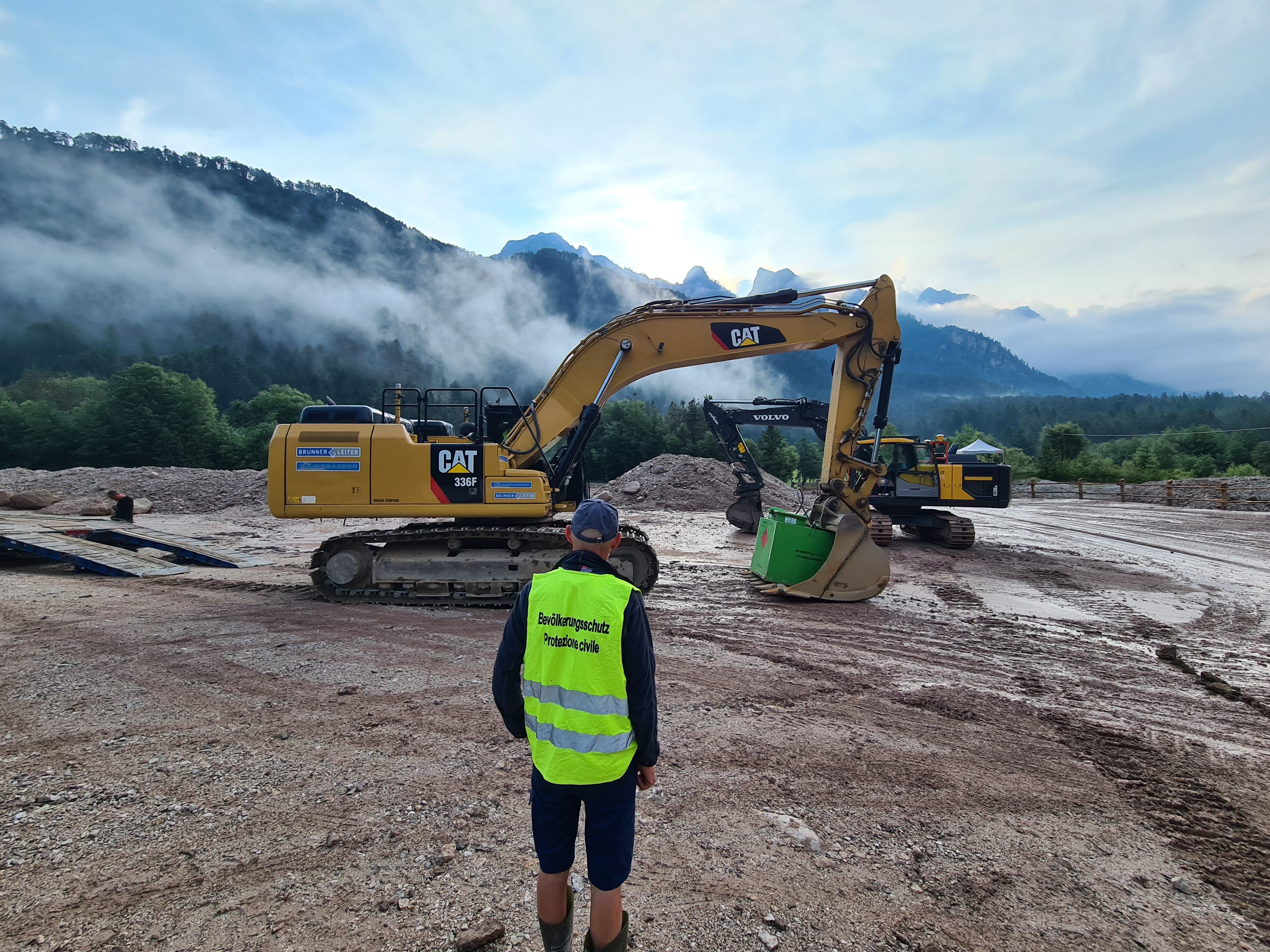 Die Wildbacharbeiter sind nach der Mure im Ciamaorbach in Enneberg mit Vorarbeiter Heinz Baumgartner im Einsatz, vier Bagger räumen die rund 15.000 bis 20.000 Kubikmeter Material. (Foto: LPA/Landesamt für Wildbach- und Lawinenverbauung Ost in der Agentur für Bevölkerungsschutz)