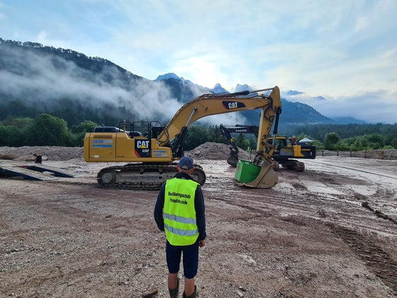 Die Wildbacharbeiter sind nach der Mure im Ciamaorbach in Enneberg mit Vorarbeiter Heinz Baumgartner im Einsatz, vier Bagger räumen die rund 15.000 bis 20.000 Kubikmeter Material. (Foto: LPA/Landesamt für Wildbach- und Lawinenverbauung Ost in der Agentur für Bevölkerungsschutz)