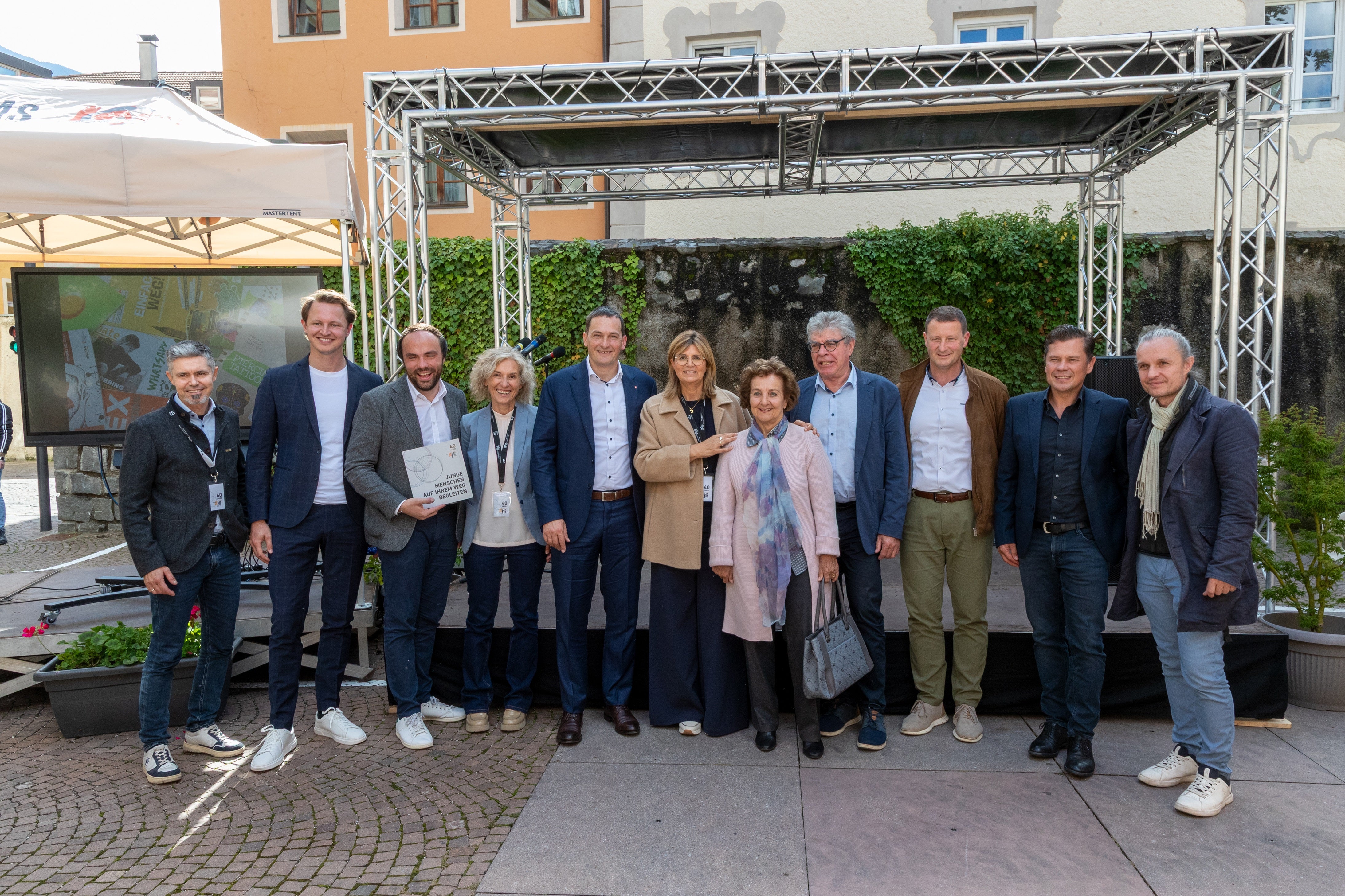 Beim Tag der Offenen Tür im Jugendhaus Kassianeum in der Brunogasse in Brixen haben Mitarbeiterinnen und Mitarbeiter, Wegbegleiterinnen und Wegbegleiter sowie Gäste aus Politik, Verwaltung und Jugendeinrichtungen gemeinsam auf die bewegte Geschichte des Vereins zurückgeblickt gefeiert, was ihn ausmacht: Nähe, Vielfalt und Vertrauen. (Foto: LPA/Ingrid Heiss)