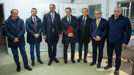 A Bolzano la firma sul protocollo d'intesa che punta a garantire stabilità ai gestori e agli utenti del servizio idrico integrato del territorio altoatesino. Nella foto (da sinistra) l'assessore Vettorato, Andrea Guerrini (collegio di Arera), il presidente altoatesino, Kompatscher, il presidente di Arera, Besseghini, il segretario generale di Arera, Roberto Malaman, il segretario generale della Provincia di Bolzano, Eros Magnago, e il capo della divisione Ambiente di Arera, Lorenzo Bardelli (Foto: ASP/Fabio Brucculeri)


 (Foto: ASP/Fabio Brucculeri)