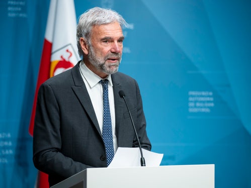 Besorgter Blick in die Wälder: Landesrat Arnold Schuler. 120 Millionen Euro wurden in den letzten fünf Jahren in die Gesundheit des Waldes investiert, 50 Millionen Euro davon allein in die Bekämpfung des Borkenkäfers (Foto: LPA/Fabio Brucculeri)