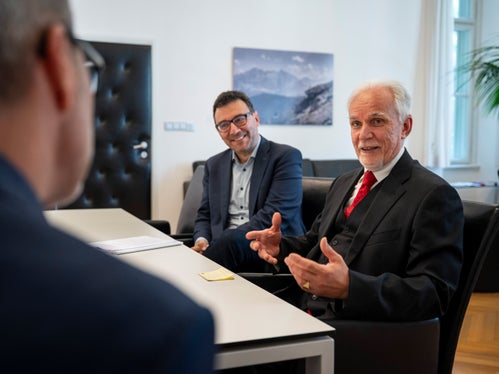 Im Gespräch mit Landeshauptmann Kompatscher haben der Obmann des Südtiroler Volksgruppen-Instituts (SVI), Hugo-Daniel Stoffella, und der wissenschaftliche Leiter des SVI, Paul Videsott, die jüngst in Kraft getretene Autonomiereform gelobt. (Foto: LPA/Fabio Brucculeri)