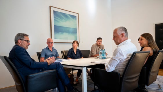 Per l’Ordine degli architetti, dei pianificatori, dei paesaggisti e dei conservatori dei beni culturali della Provincia hanno partecipato all’incontro con il presidente Kompatscher il presidente Wolfgang Thaler, la vicepresidente Stefania Saracino, il segretario e membro del consiglio Florian Scartezzini, nonché i membri del consiglio Valentina Bonato e Daniel Ellecosta.