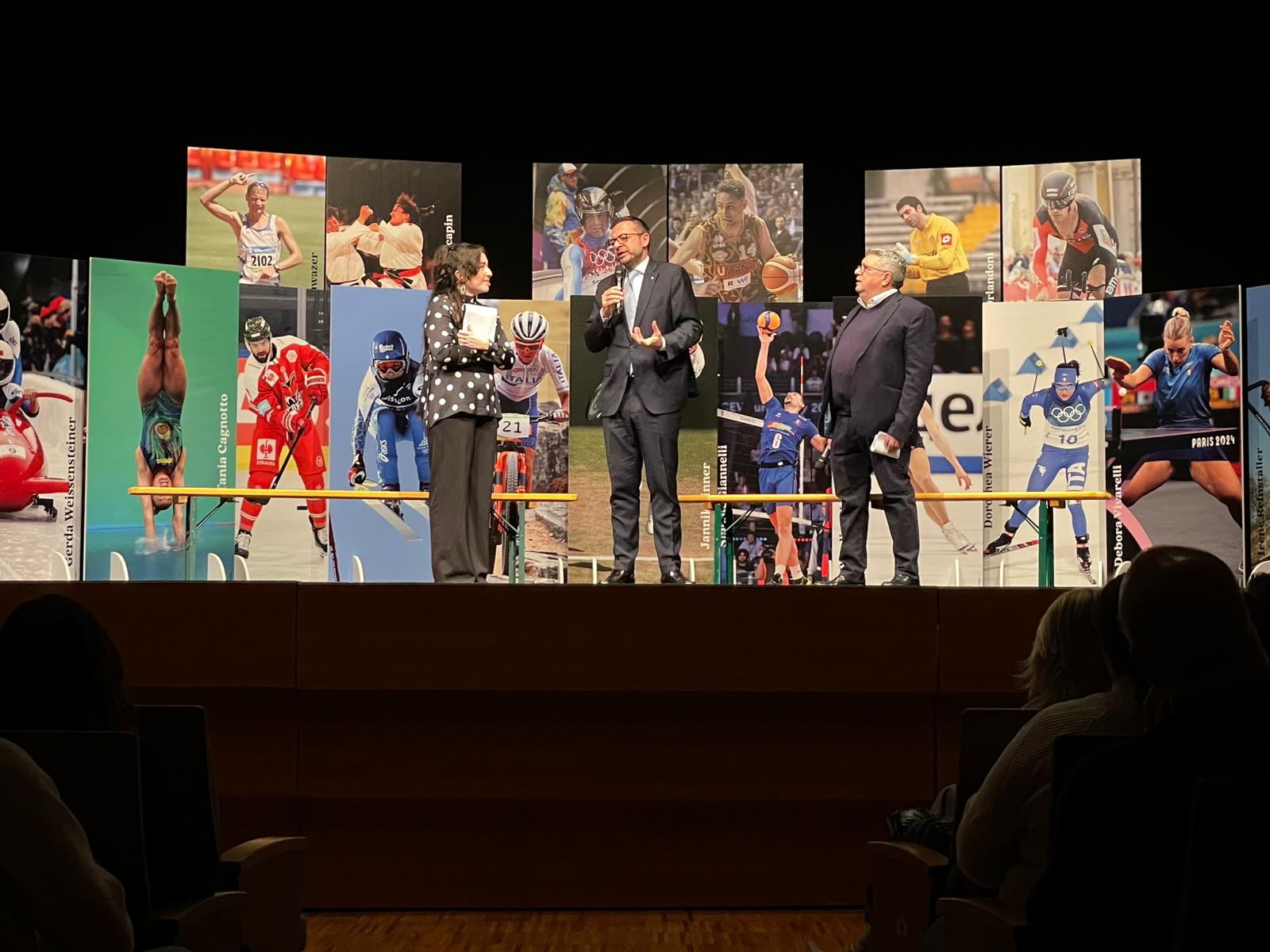 Il vicepresidente della Provincia Marco Galateo (nella foto al centro) sul palco durante l'evento tenutosi al Cristallo. Lo sport è anche narrazione, memoria e patrimonio condiviso: raccontarlo significa narrare storie di persone, di luoghi e di valori. (Foto: USP)