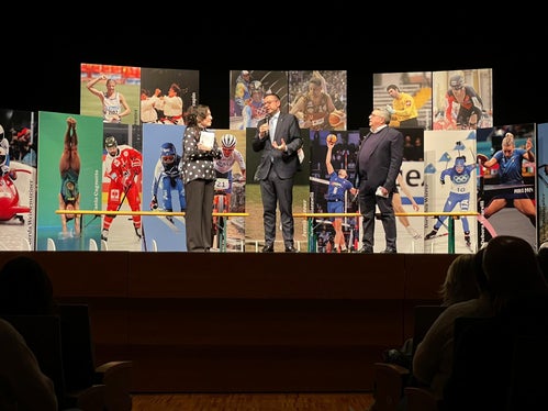 Il vicepresidente della Provincia Marco Galateo (nella foto al centro) sul palco durante l'evento tenutosi al Cristallo. Lo sport è anche narrazione, memoria e patrimonio condiviso: raccontarlo significa narrare storie di persone, di luoghi e di valori. (Foto: USP)