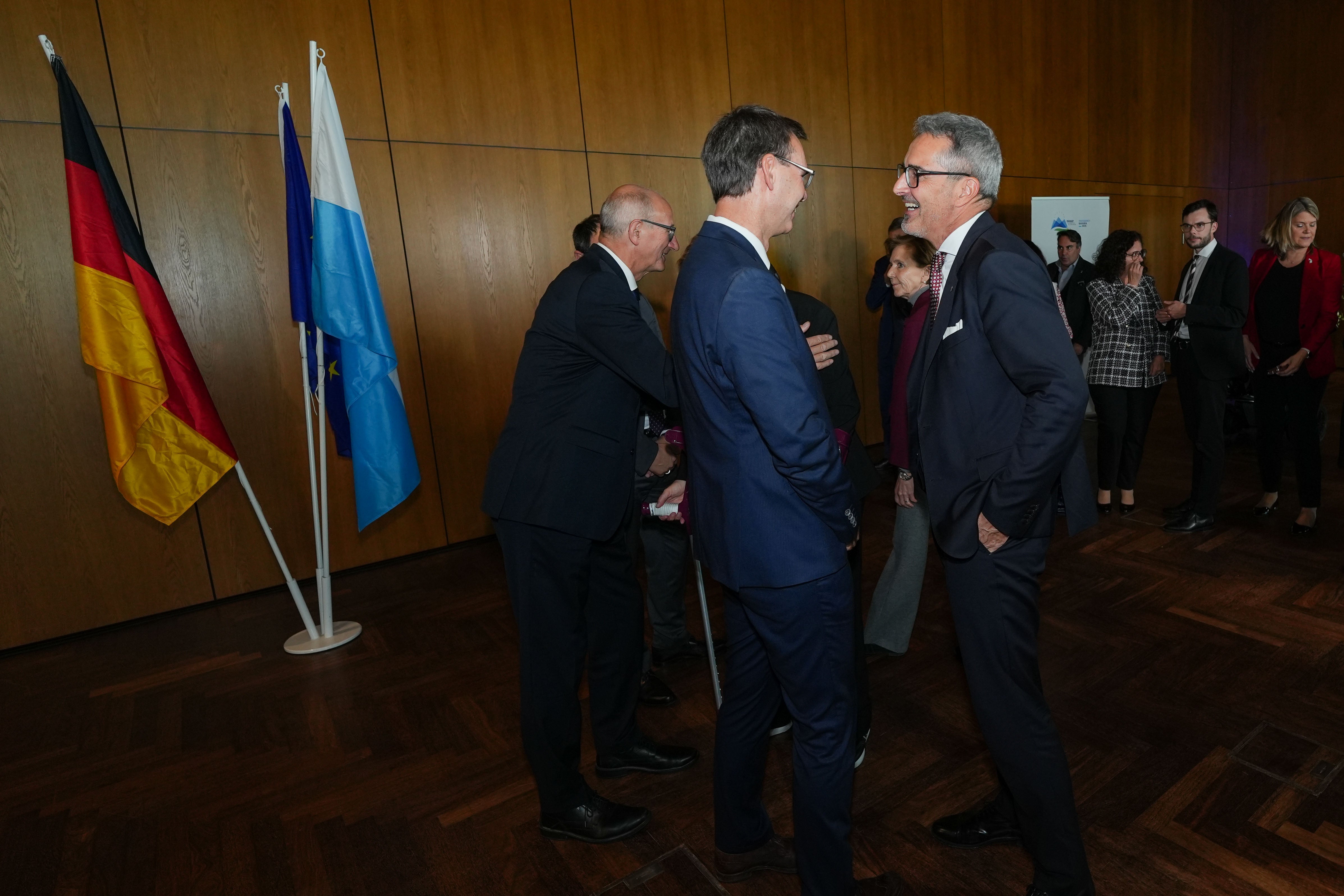 Al centro dell’attenzione c’erano le sfide attuali e i temi futuri dello spazio alpino, tra cui la digitalizzazione, la mobilità transfrontaliera, l’approvvigionamento energetico e la collaborazione tra le diverse Regioni nello sviluppo di soluzioni comuni. Nella foto: il governatore del Land Vorarlberg Markus Wallner (a sinistra), il presidente della Provincia autonoma di Bolzano Kompatscher (a destra); sullo sfondo si vede il capitano del Tirolo Anton Mattle. (Foto: Land Vorarlberg/7PRO.TV)