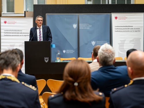 Kommandant Oberst Walter Schlegel berichtete über Aufbau, Organisation und Aufgaben der Graubündner Kantonspolizei. (Foto: LPA/Fabio Brucculeri)