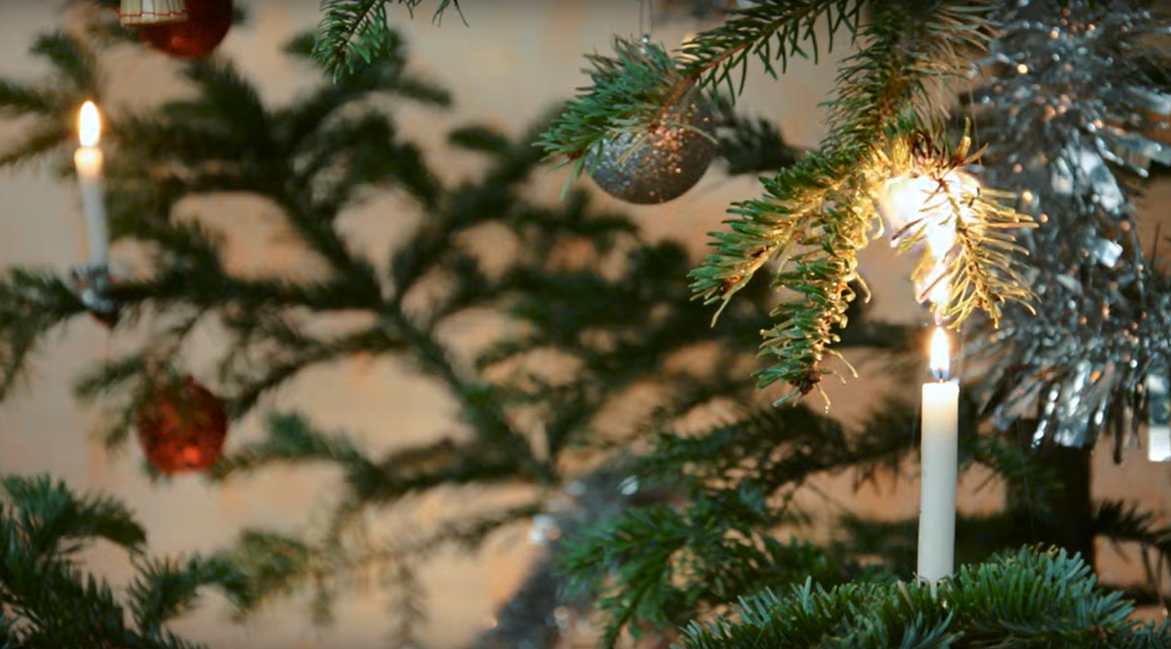 Beim Anzünden der Christbaumkerzen ist einer der wichtigen Grundsätze der Abstand der Flamme zu Brennbarem. (Foto: Screenshot aus dem Video der Berufsfeuerwehr Brandgefahr zur Weihnachtszeit: Was muss beachtet werden?, Bozen 2020)