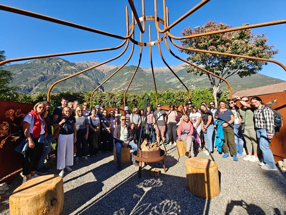 L'assessora provinciale all'Europa Magdalena Amhof (terza da sinistra) con le collaboratrici e i collaboratori della Ripartizione Europa all'interno del percorso didattico al Castellino delle Erbe (“Kräuterschlössl”) di Coldrano. (Foto: USP/Ursula Pirchstaller)