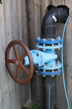 Die Bewässerung auf Basis von Bodenfeuchtesensoren schont vor allem die Ressource Wasser und ist eine notwendige Anpassung an den Klimawandel. im Bild der Hauptschieber auf dem landeseigenen Gutsbetrieb Moarhof. (Foto: LPA/Maja Clara)