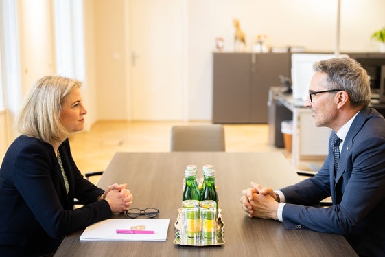 L'incontro tra la ministra federale Beate Meinl-Reisinger e il presidente Kompatscher è stato incentrato sugli attuali negoziati per l'autonomia dell'Alto Adige con Roma. (Foto: USP/Michael Gruber)