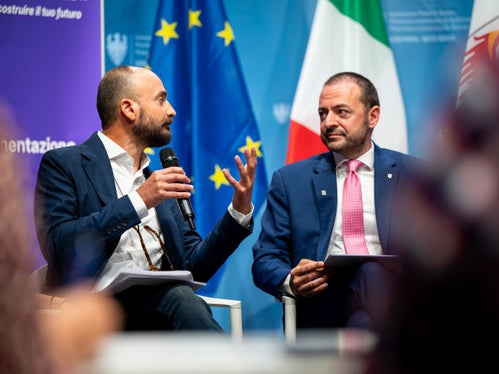 Der Direktor des Amtes für Jugendarbeit, Claudio Andolfo, (im Bild rechts, mit Landesrat Galateo) hob den Einbezug der Vereine und Organisationen, die tagtäglich mit jungen Menschen arbeiten, hervor. (Foto: LPA/Fabio Brucculeri)