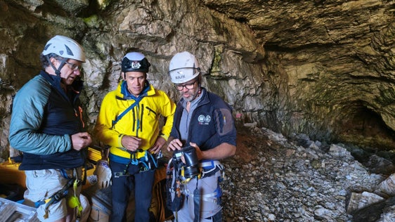 Hubert Steiner (Amt für Archäologie), Finder Kurt Walde und Rupert Gietl (Arc-Team) am 24. Juli bei der Fundstelle in der Conturineshöhle. (Foto: LPA/Landesdenkmalamt/Amt für Archäologie)
