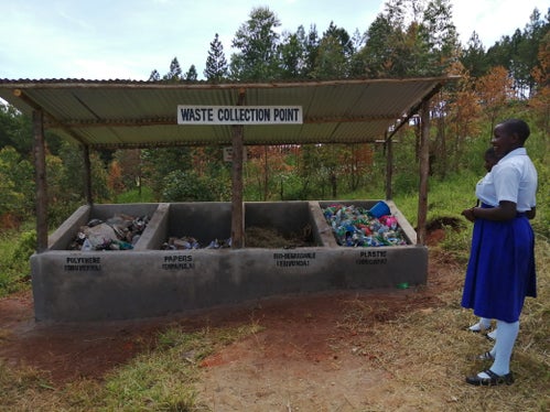 Wie trennt man Müll? Mit dem Euregio-Projekt in Kyebe in Uganda werden Maßnahmen zum Umweltschutz gefördert. (Foto: LPA/Amt für Außenbeziehungen und Ehrenamt)