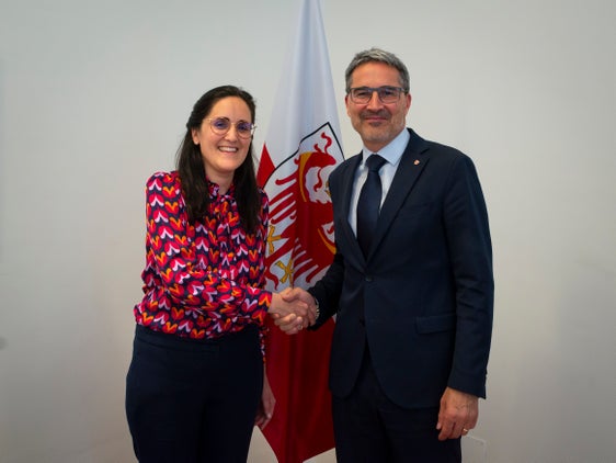 La stretta di mano tra la difensora civica Veronika Meyer e il presidente della Provincia autonoma di Bolzano, Arno Kompatscher. (Foto: ASP/Fabio Brucculeri)