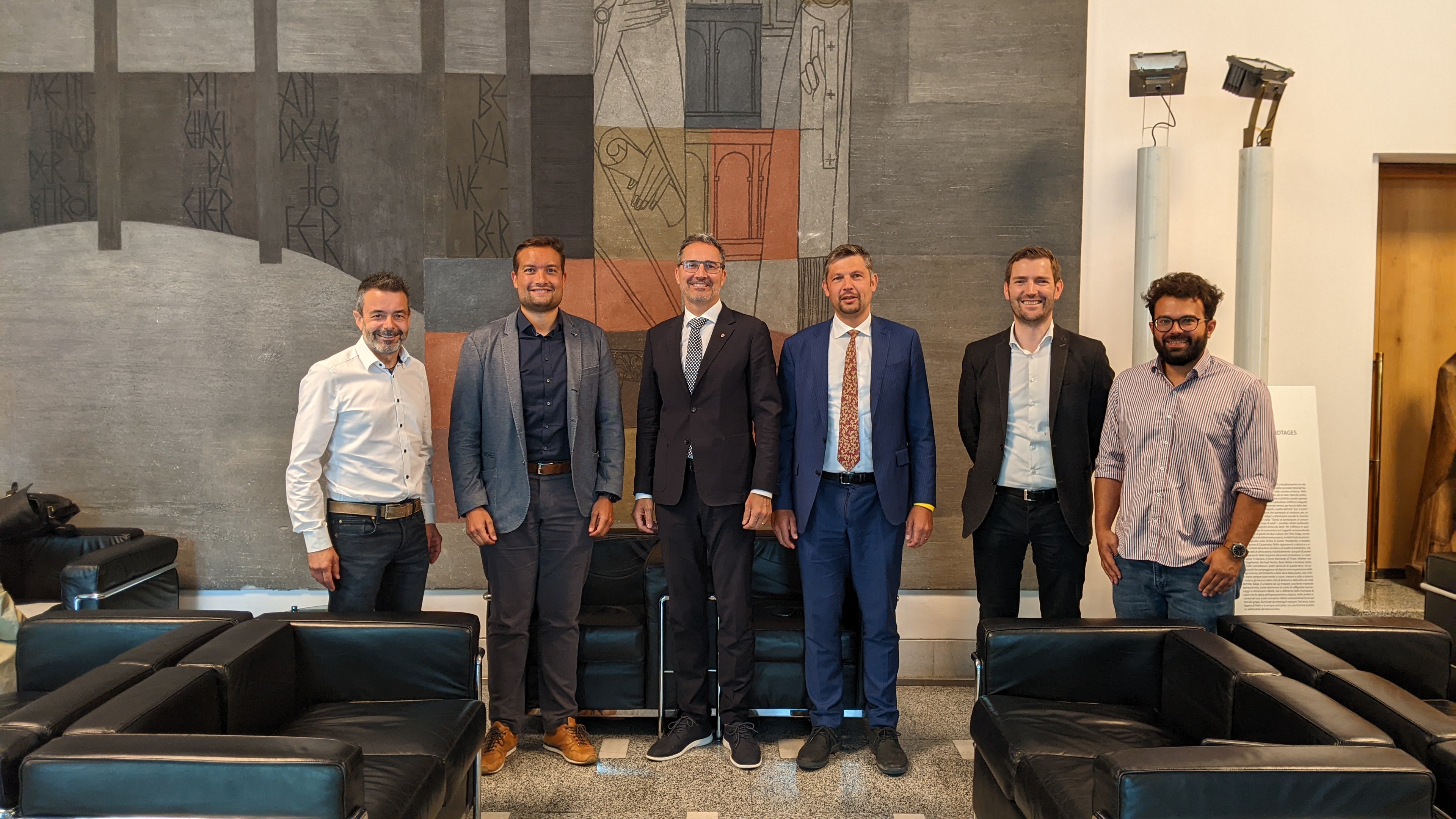 dIl direttore della STA, Joachim Dejaco, il nuovo Direttore del Safety Park, Lukas Nothdurfter, il presidente, Arno Kompatscher, l'assessore alla mobilita, Daniel Alfreider, il direttore del Dipartimento mobilità, Martin Vallazza, e il direttore uscente del Safety Park, Sebastian Seehauser. (Foto: ASP/Ingo Dejaco)