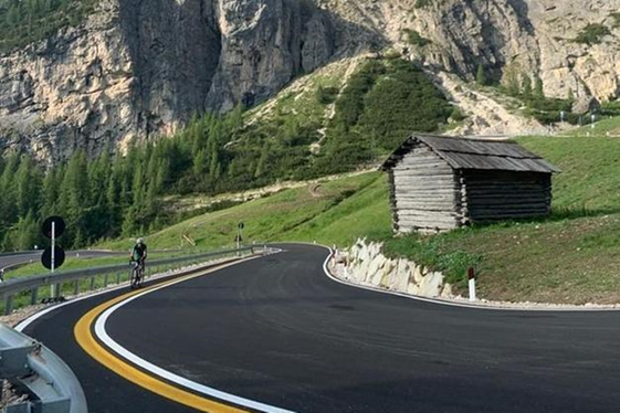 Nel corso dei lavori di sistemazione della strada verrà creata una corsia di accesso ciclabile verso il passo. (Rendering: Ripartizione Infrastrutture)