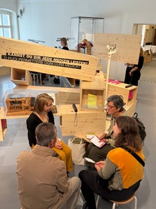 Speeddating im Tiroler Volkskunstmuseum in Innsbruck: Sechs Minuten lang konnte man Vertretenden von neun Museen aus der ganzen Euregio Fragen stellen. (Foto: TLM/Alex Moser)  