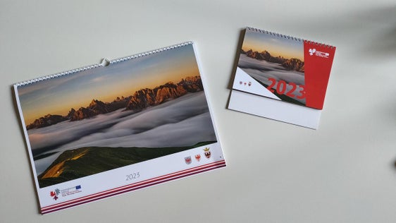 Auch 2024 wird es wieder einen Wand- und Tischkalender der Euregio geben. Der Fotowettbewerb dazu ist ausgeschrieben. Im Bild die diesjährigen Kalnder (Foto: Euregio)