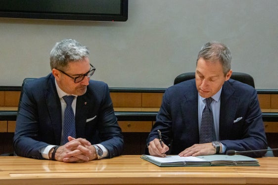 Oggi (28 dicembre) il presidente Arno Kompatscher e il sindaco di Merano Dario Dal Medico hanno concretizzato un altro rilevante passaggio amministrativo firmando il contratto preliminare per il progetto di rilancio dell'ippodromo di Merano. (Foto: ASP/Greta Stuefer)