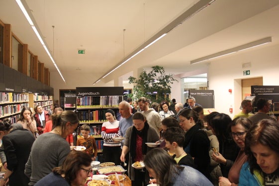 Die Bibliothek Toblach hat im Rahmen der Nacht der Bibliotheken 2023 ein interkulturelles Buffet mit vielen Genussmomenten organisiert. (Foto: LPA/Bibliothek Toblach/Steffi Sinner)